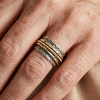 Zilveren en gouden spinner ring met sierlijk patroon
