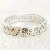 Zilveren ring met gegraveerde wilde bloemen