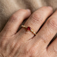 Gouden ring met rode hartvormige edelsteen