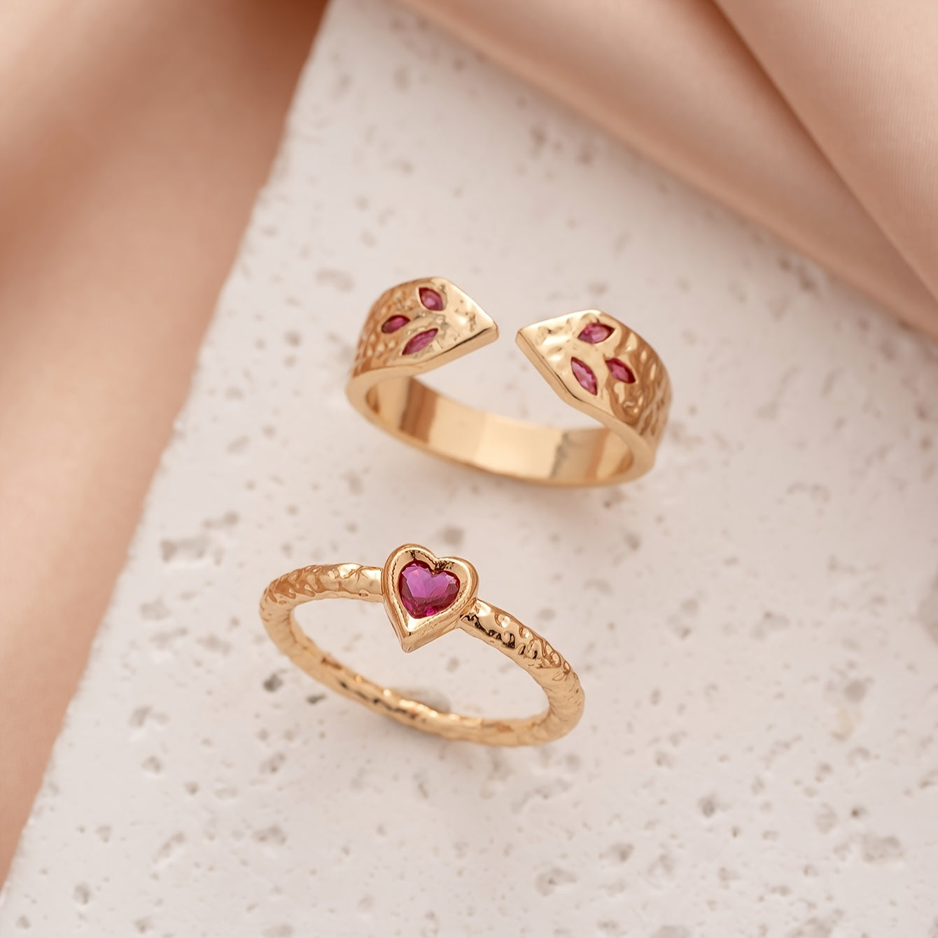 Gouden ringenset met slang en hart met roze zirkonia