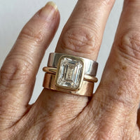 Gouden ring met parels en witte parelmoer bloem