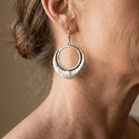 Zilveren bloemoorbellen met turquoise steen