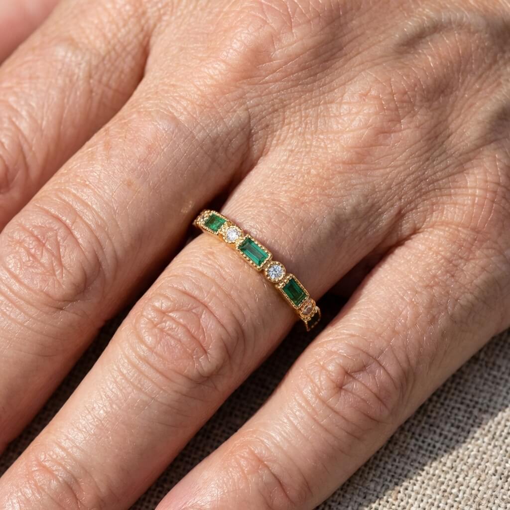 Gouden ring met groene en heldere zirkonia