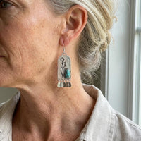 Zilveren oorbellen met bloemmotief en turquoise