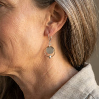 Gouden gehamerde oorbellen met turquoise patina