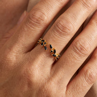Gouden ring met zwarte zirkonia bladmotief