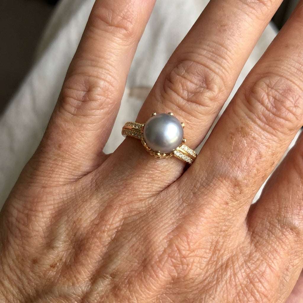 Gouden ring met grijze parel en kristallen