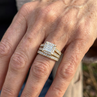 Gouden ringenset met vierkante zirkonia in halo