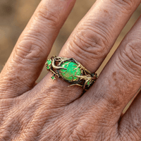 Gouden ring met groene opaal en takjesmotief