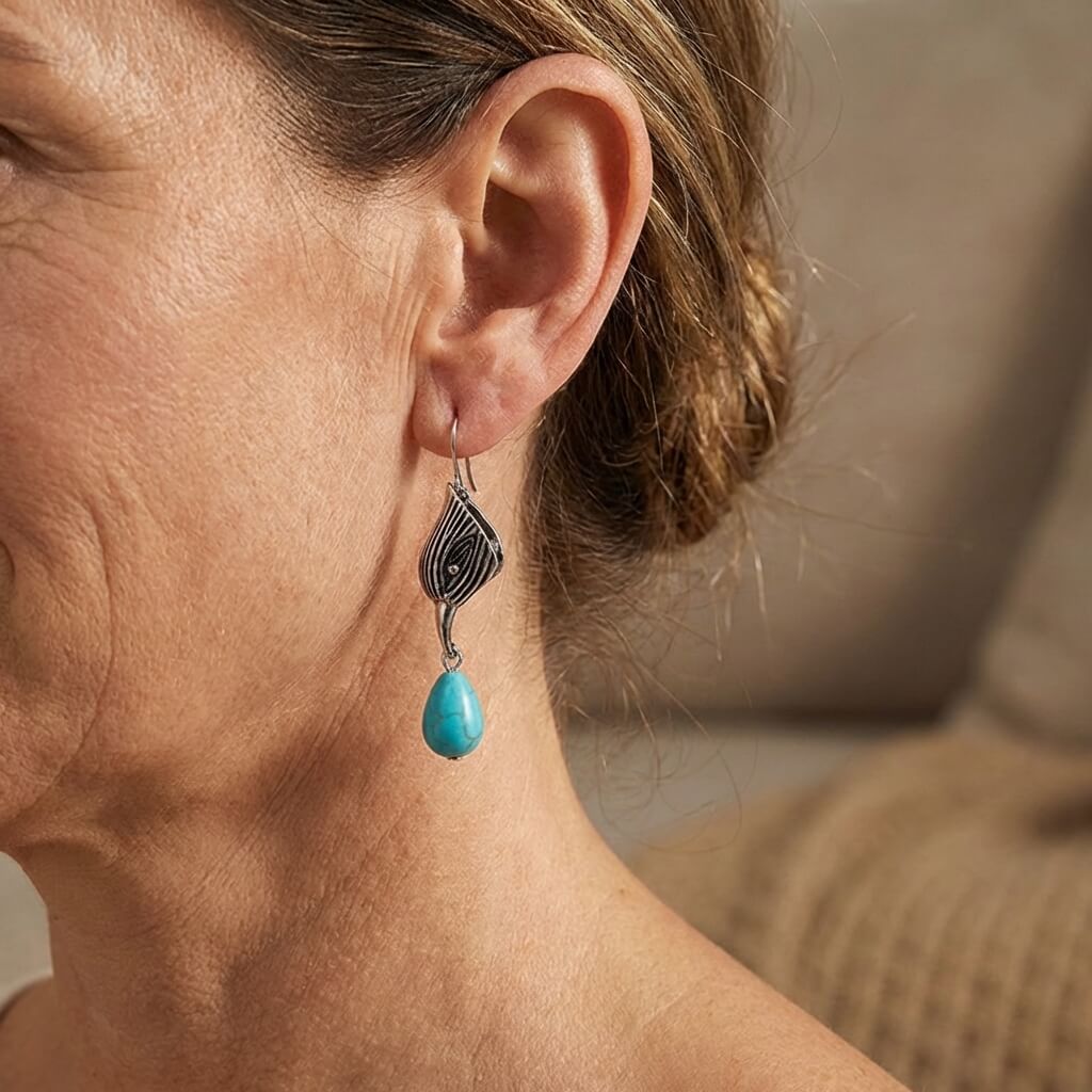 Zilveren oorbellen met gegraveerd blad en turquoise druppel