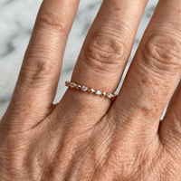 Gouden minimalistische ring met kleine zirkonia
