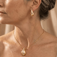 Gouden sieradenset met pavé druppelhanger en oorbellen