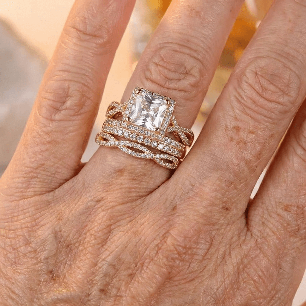 Gouden ringenset met vierkante solitaire en pavé banden