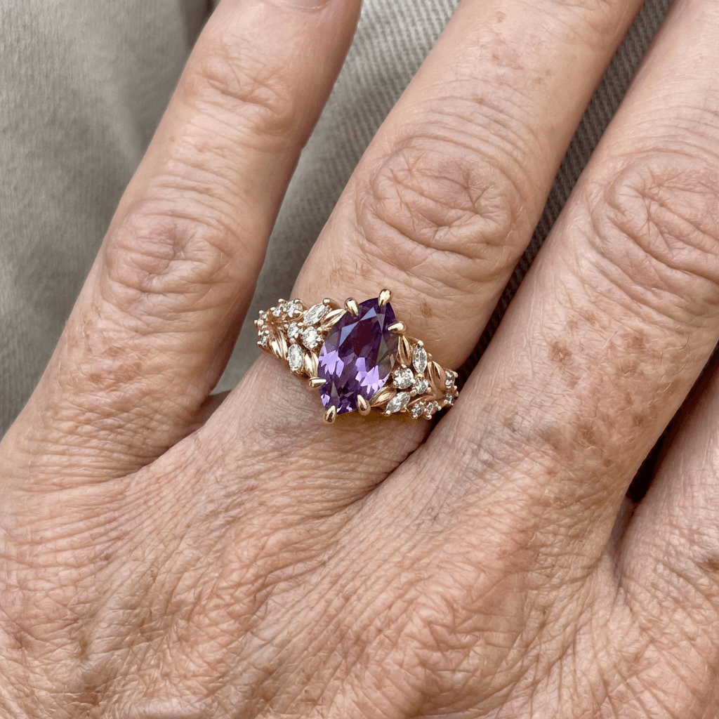 Gouden ring met paarse marquise zirkonia en bladmotief