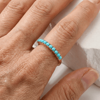 Gouden ring met rij turquoise kralen
