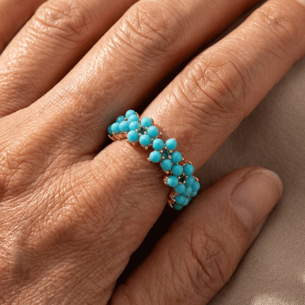 Gouden ring met turquoise kralen bloemmotief