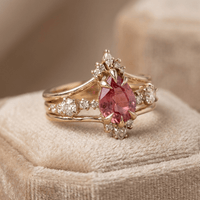 Gouden ring met roze druppelsteen en V-band