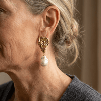 Gouden statement oorbellen met barokparels