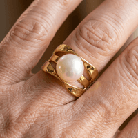 Gouden brede ring met grote parel