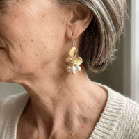 Gouden orchidee-oorbellen met parelclusters