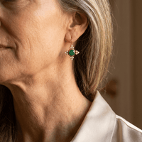 Gouden oorbellen met groene steen en parels