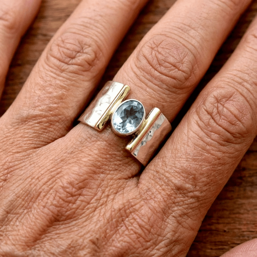 Zilveren ring met goudaccent en heldere edelsteen
