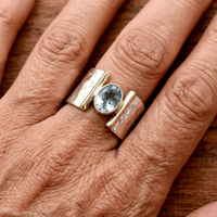 Zilveren ring met goudaccent en heldere edelsteen