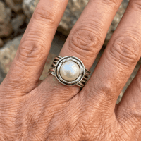 Zilveren brede ring met witte parel
