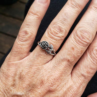 Zilveren ring met roos en bladranken