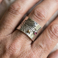 Zilveren brede ring met bladmotief en roze edelsteen