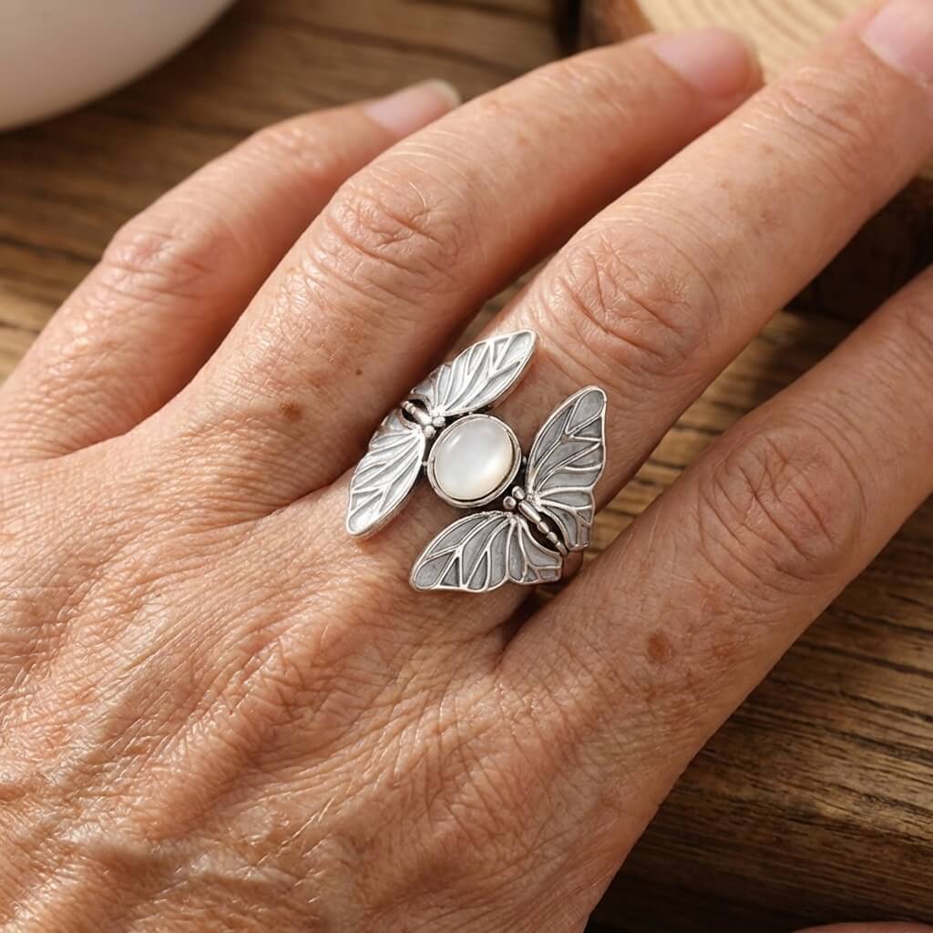 Zilveren vintage vlinderring met witte ovale steen