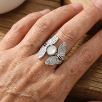 Zilveren vintage vlinderring met witte ovale steen