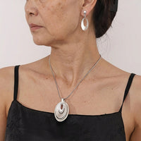 Zilveren ketting- en oorbellenset met gelaagde ovale hanger