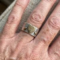 Zilveren ring met gouden hartjes en liefdesboodschap
