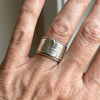 Zilveren gehamerde brede ring met hart