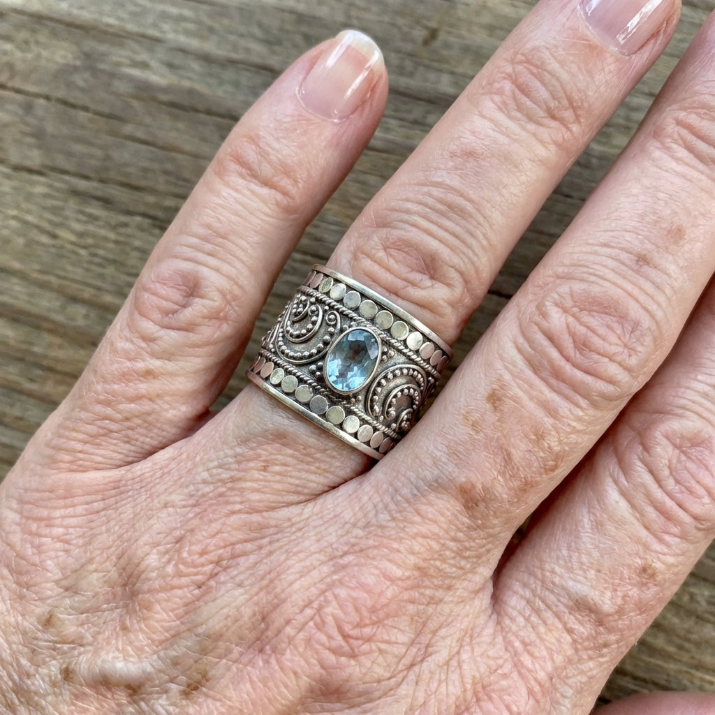 Zilveren bohemian brede ring met blauwe edelsteen