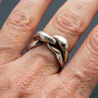Zilveren vintage ring met twee zwanen en rode steentjes