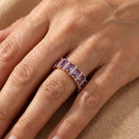 Roségouden ring met paarse baguette zirkonia rondom