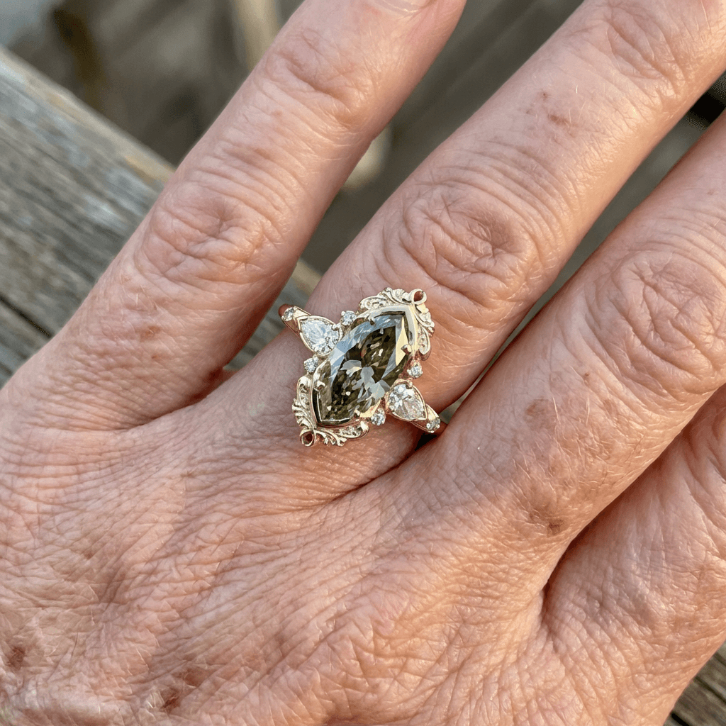 Gouden ring met groene marquise zirkonia en halo