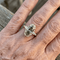 Gouden ring met groene marquise zirkonia en halo