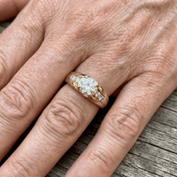 Gouden ring met witte solitaire steen