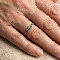 Zilveren ring met gegraveerd bloemmotief