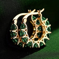 Gouden hoepeloorbellen met groene edelstenen