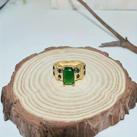 Gouden ring met vierkante groene edelsteen