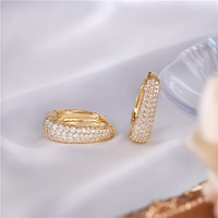 Gouden ovale oorbellen met zirconia pavé