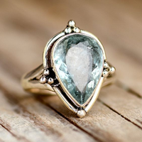 Gouden ring met peervormige lichtblauwe edelsteen