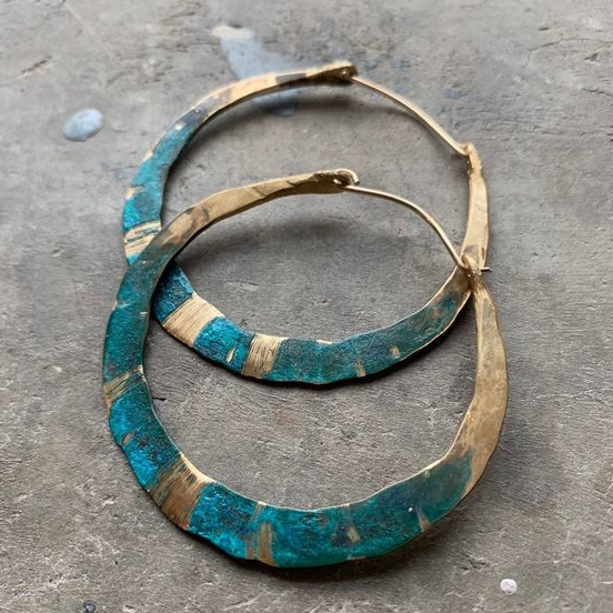 Bohemian oorbellen met blauwe kraal en leren detail