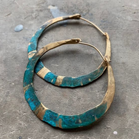 Bohemian oorbellen met blauwe kraal en leren detail