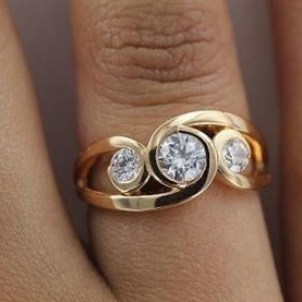 Gouden ring met drie heldere kristallen