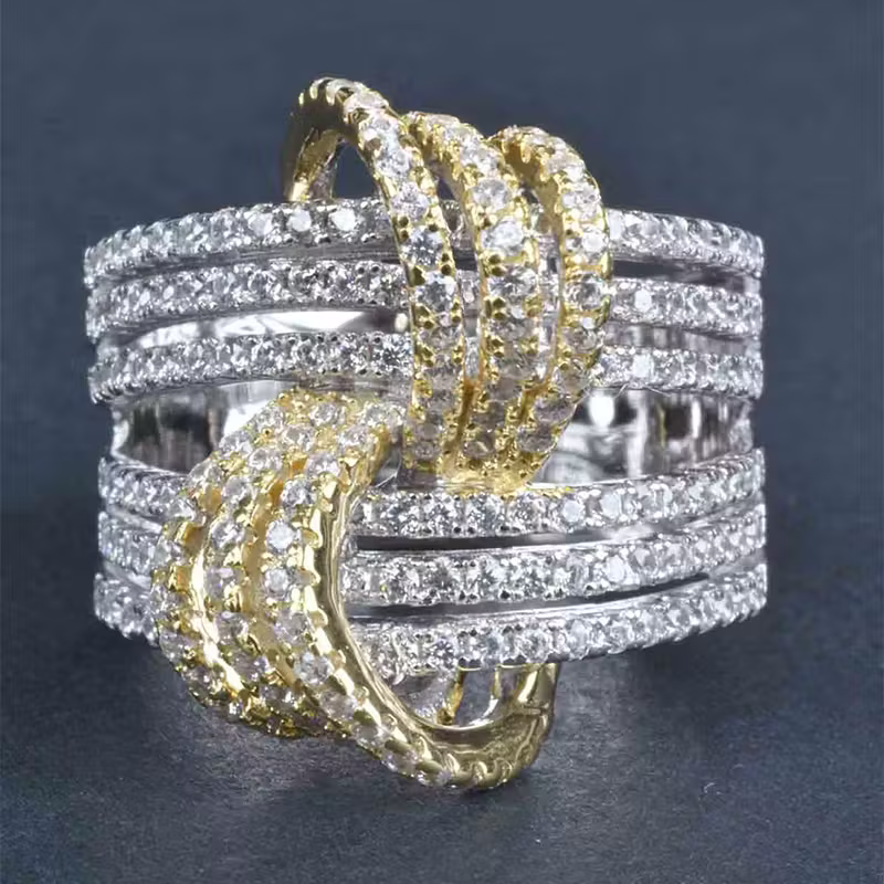 Gouden gekruiste ring met zirkonia